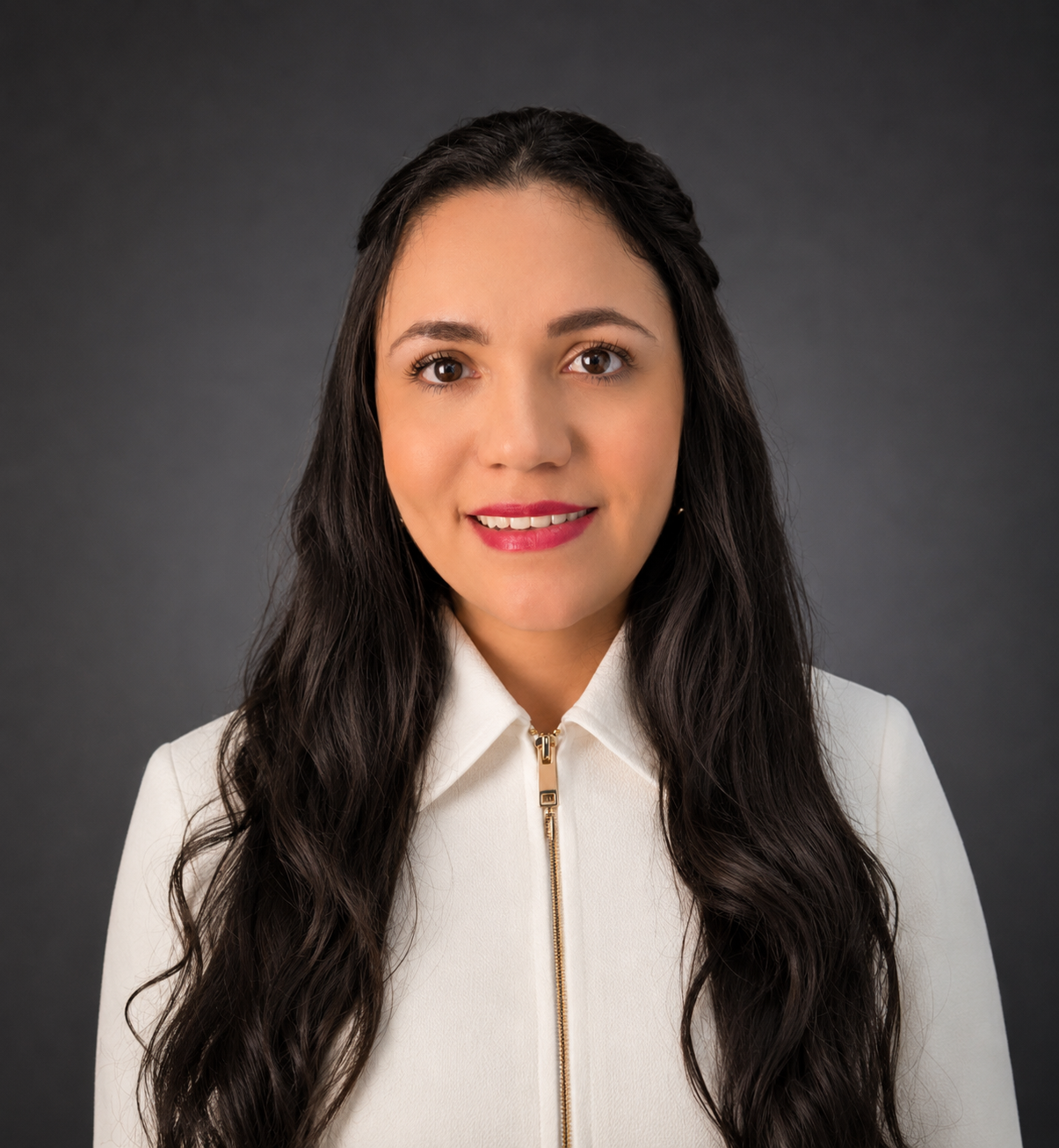 Mayra Headshot